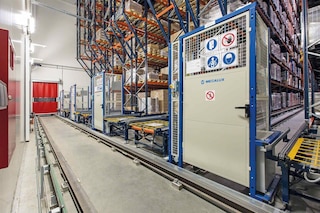 Vista del almacén frigorífico automatizado de Schaal Chocolatier con un acceso SAS al fondo