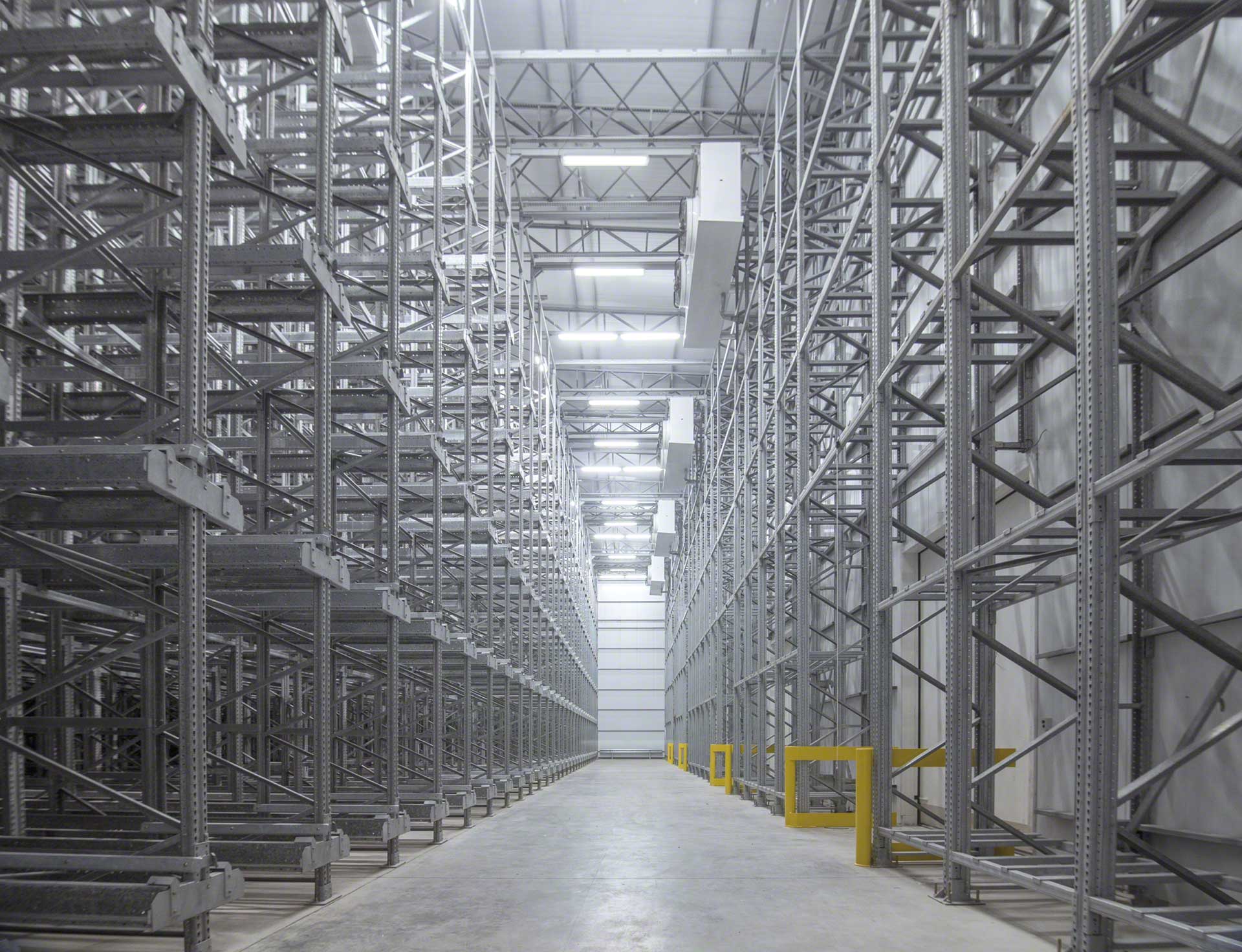Un almacén frigorífico es una instalación logística que emplea el frío para conservar la mercancía Un almacén frigorífico es una instalación logística que emplea el frío para conservar la mercancía