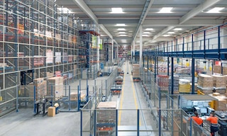 El almacén de productos terminados es una instalación preparada para almacenar productos listos para expedir al cliente final