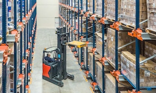 Un almacén semiautomático se beneficia de las prestaciones que ofrece el sistema Pallet Shuttle