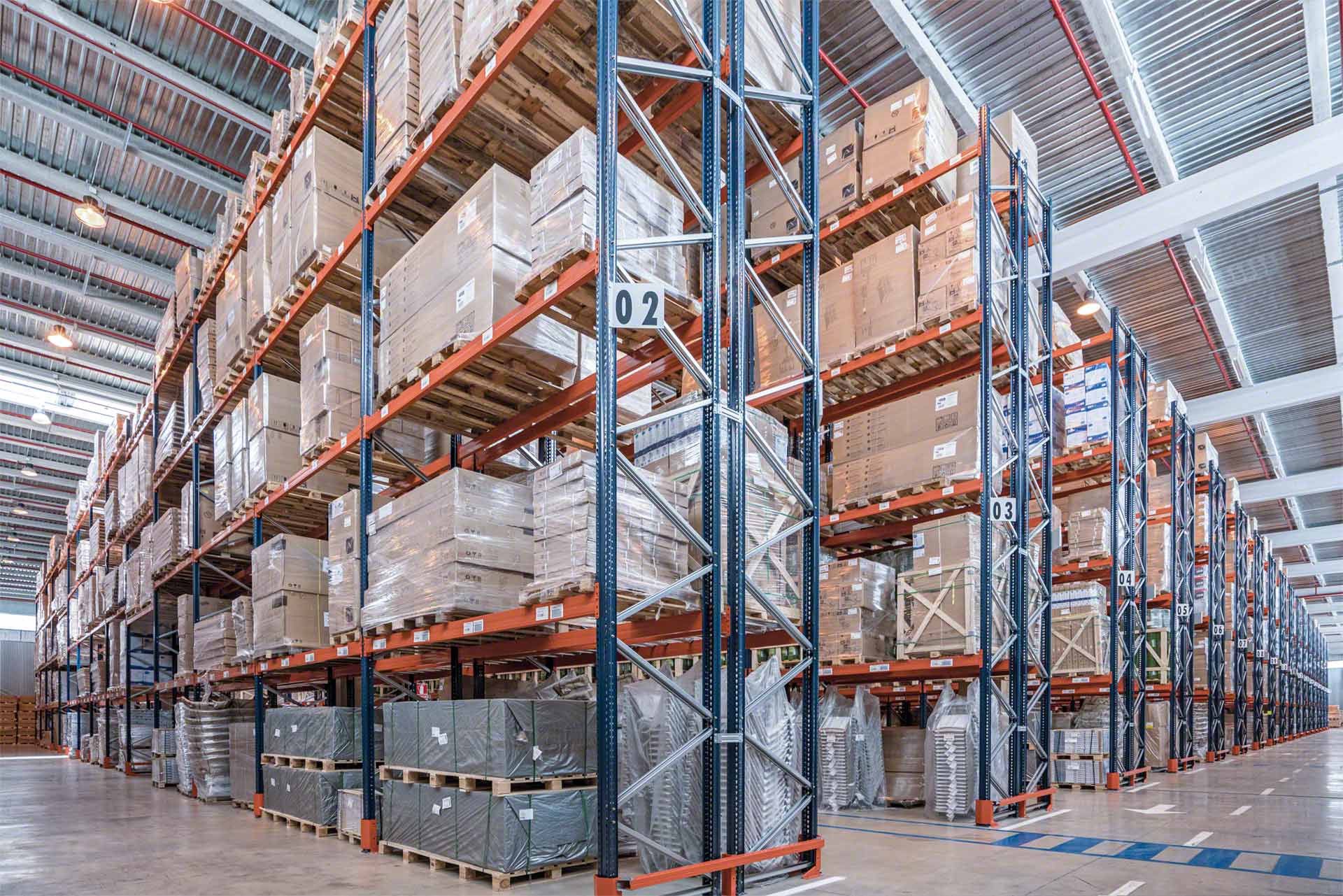 Almacén de tránsito de Leroy Merlin en Guadalajara con productos para bricolaje y jardinería Almacén de tránsito de Leroy Merlin en Guadalajara con productos para bricolaje y jardinería