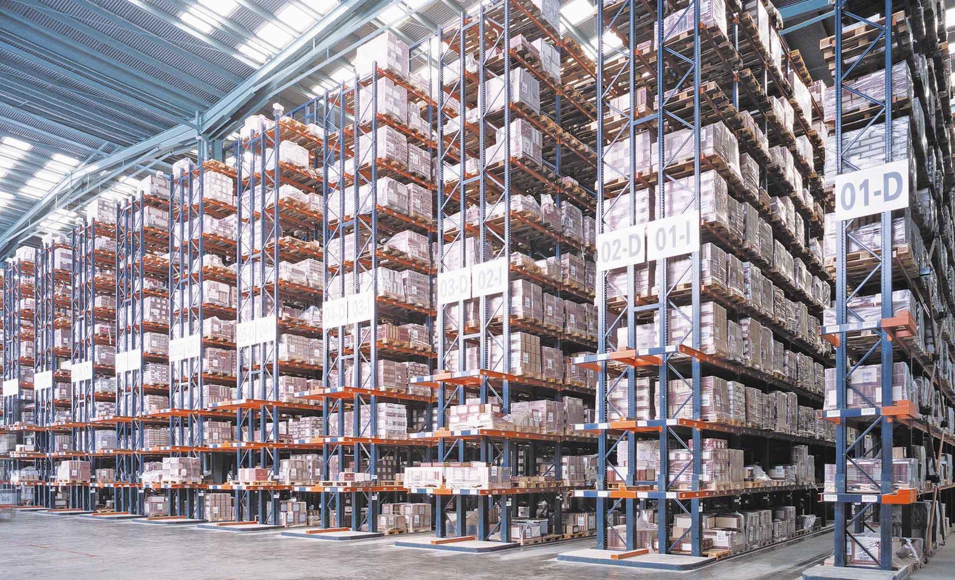 Vista de un almacén que usa el tipo de estantería selectiva Vista de un almacén que usa el tipo de estantería selectiva