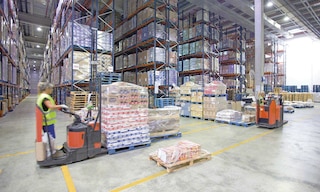 Una bodega de consolidación es una instalación logística que se encarga de agrupar los pedidos individuales en envíos de mayor volumen