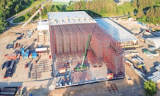 Una bodega de gran altura es una instalación logística con estanterías elevadas