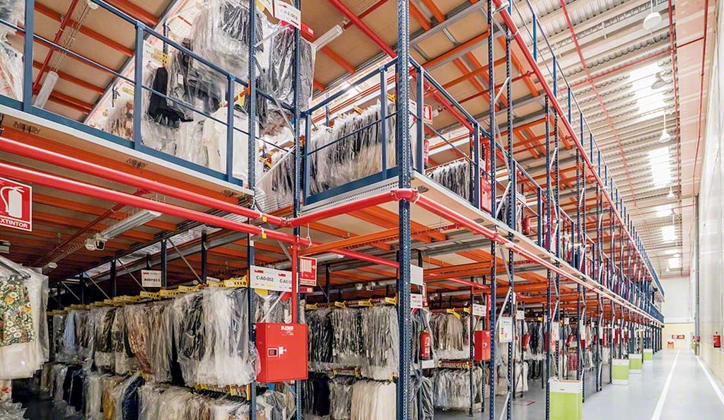 Los mezzanines y las estanterías con pasarelas multiplican la capacidad de almacenamiento de las bodegas para ropa