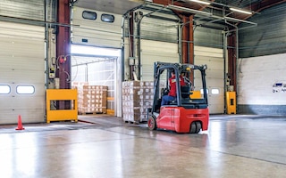 La carga de camión es el proceso de ubicar la mercancía en el vehículo de transporte