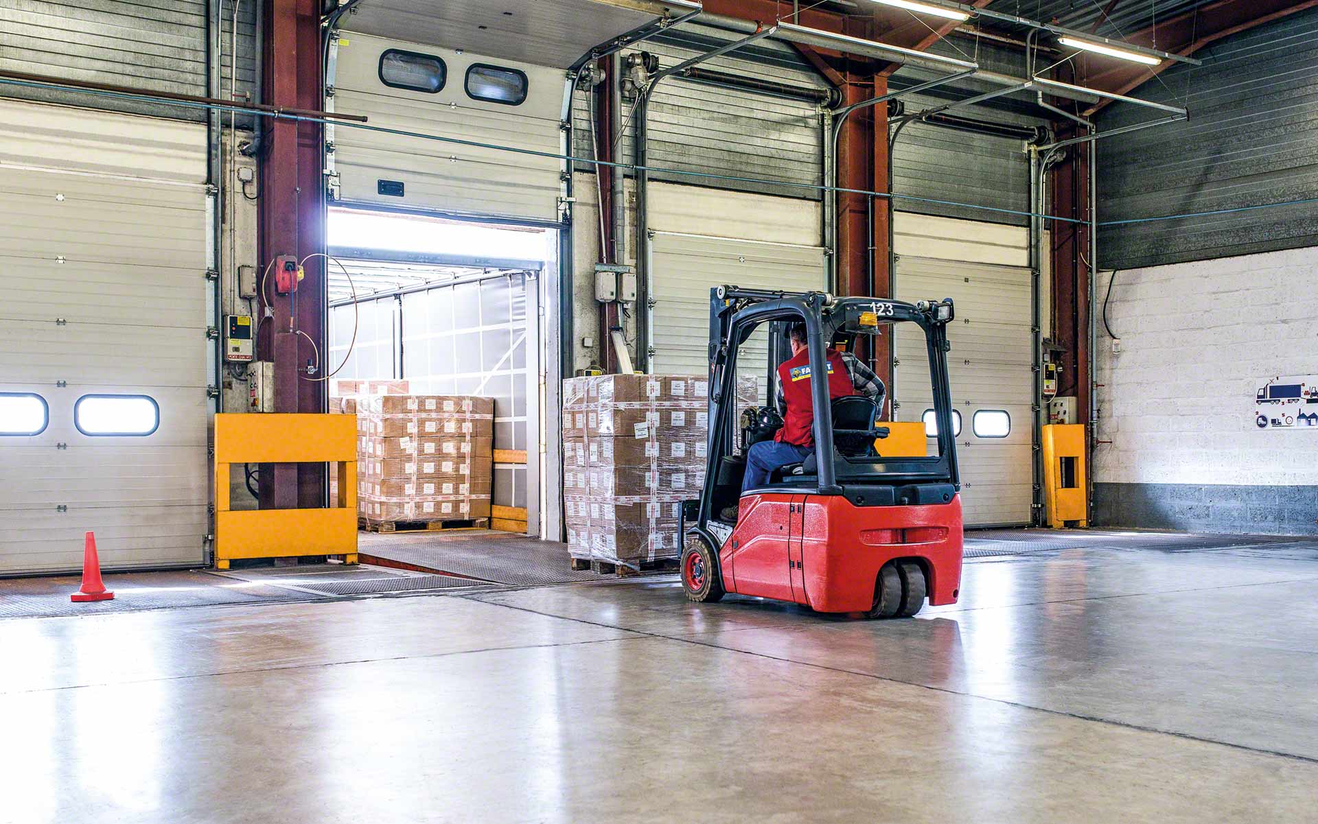 La carga de camión es el proceso de ubicar la mercancía en el vehículo de transporte