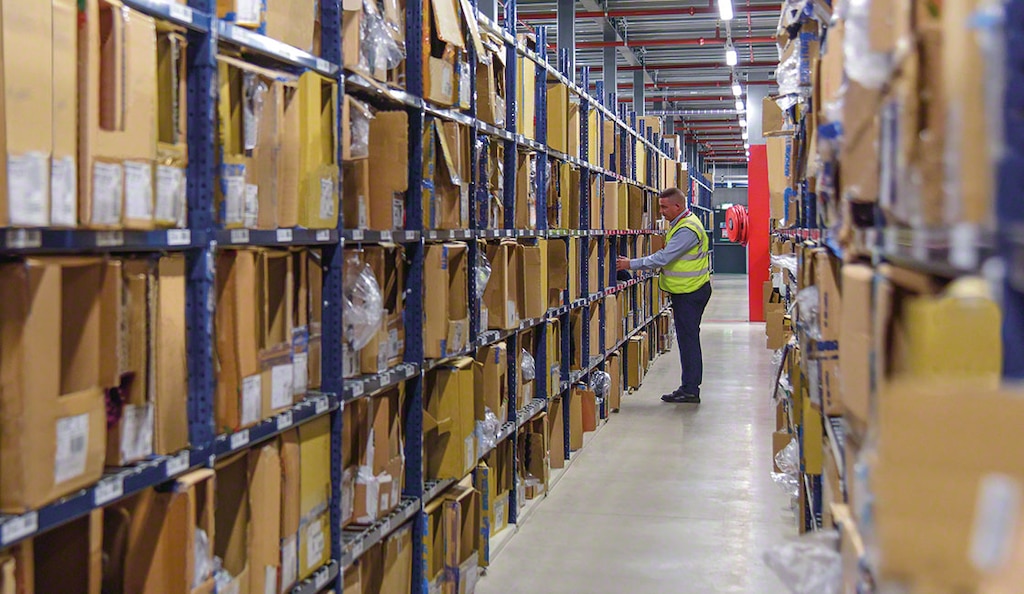 En el centro logístico de Decathlon en Northampton se preparan a diario 3.000 pedidos de venta online