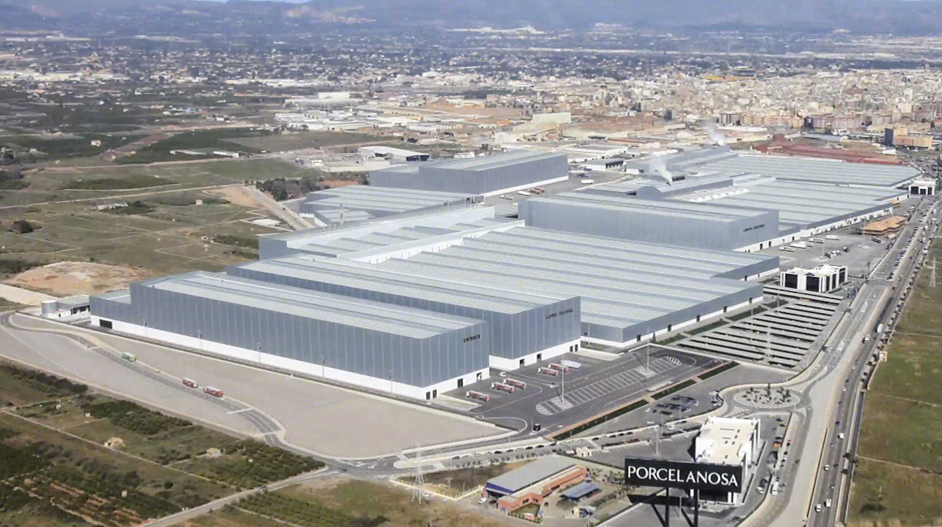 El centro logístico de Porcelanosa en Vila-real se halla en una ubicación idónea para distribuir sus productos con rapidez por toda la geografía española El centro logístico de Porcelanosa en Vila-real se halla en una ubicación idónea para distribuir sus productos con rapidez por toda la geografía española