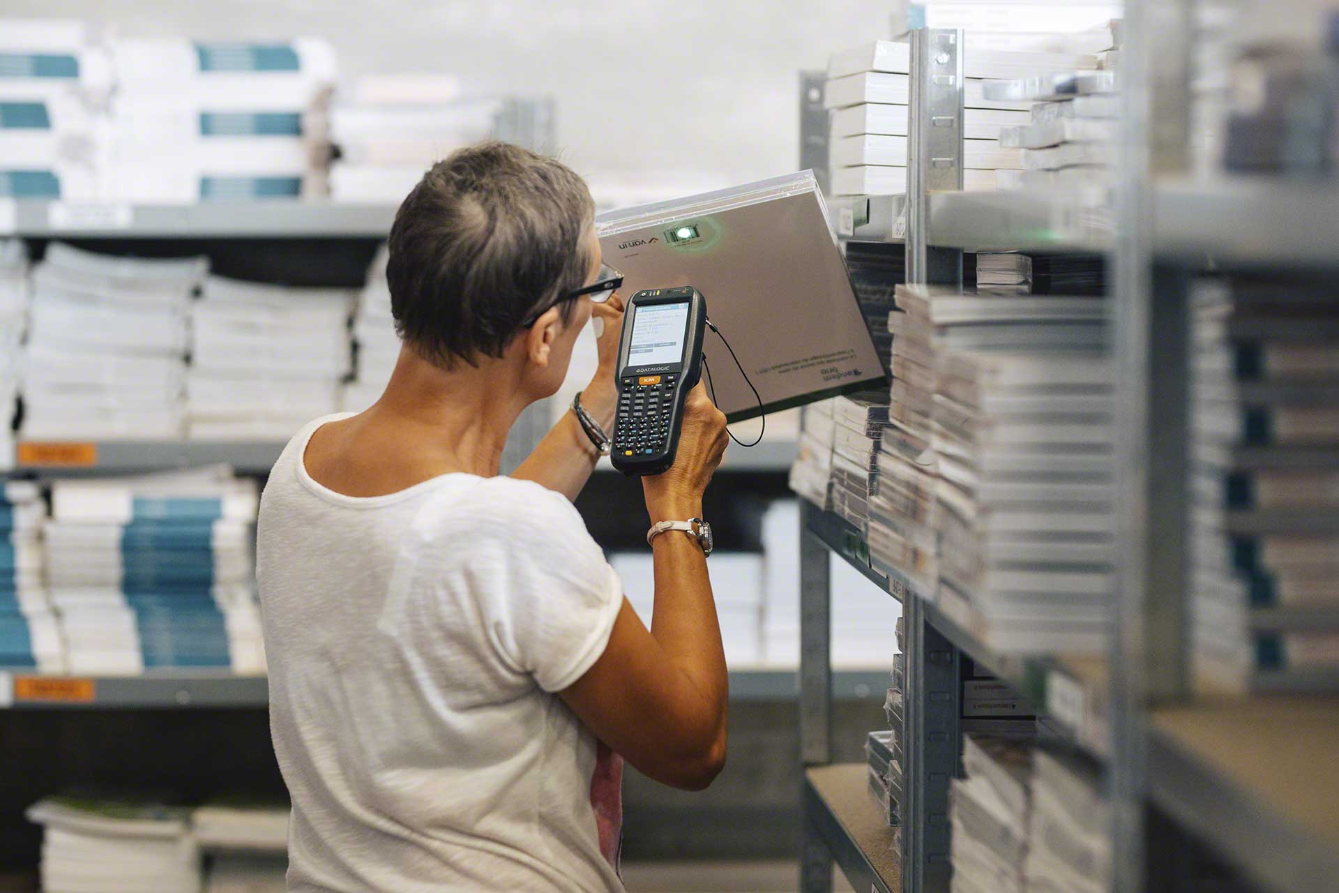 La codificación es uno de los métodos más efectivos para identificar y controlar todos los productos alojados en un almacén. La codificación es uno de los métodos más efectivos para identificar y controlar todos los productos alojados en un almacén.