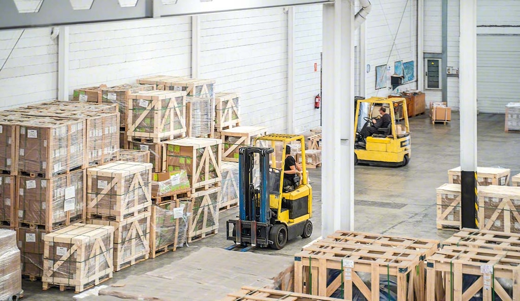 La desconsolidación de carga suele realizarse en los muelles de carga y descarga de una bodega