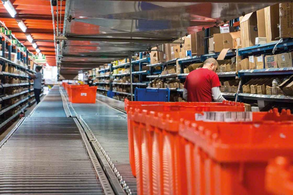 Los almacenes de repuestos pueden utilizar estanterías para picking y transportadores para aquellas referencias con rotación más alta Los almacenes de repuestos pueden utilizar estanterías para picking y transportadores para aquellas referencias con rotación más alta