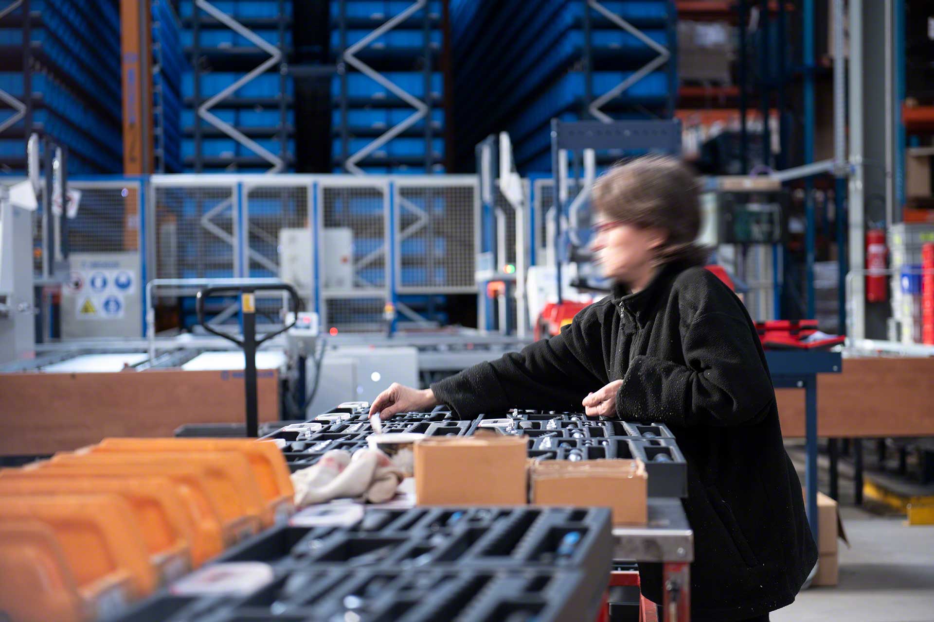 El kitting es un sistema que consiste en preparar y entregar los componentes en las líneas de ensamble El kitting es un sistema que consiste en preparar y entregar los componentes en las líneas de ensamble