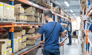 El picking por zonas consiste en dividir el almacén en diferentes áreas según múltiples criterios