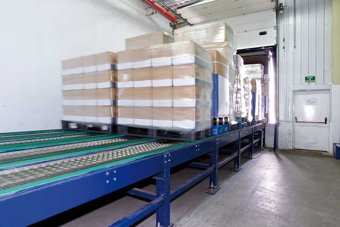 Las plataformas de descarga automática agilizan el traslado de mercancía desde el camión hasta la zona de recepción