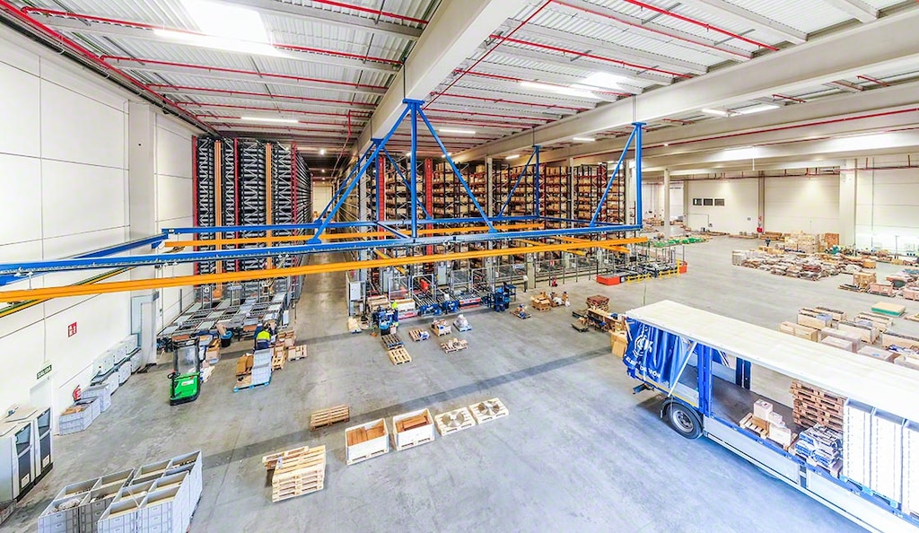 Un puente grúa permite elevar y desplazar la mercancía de forma segura