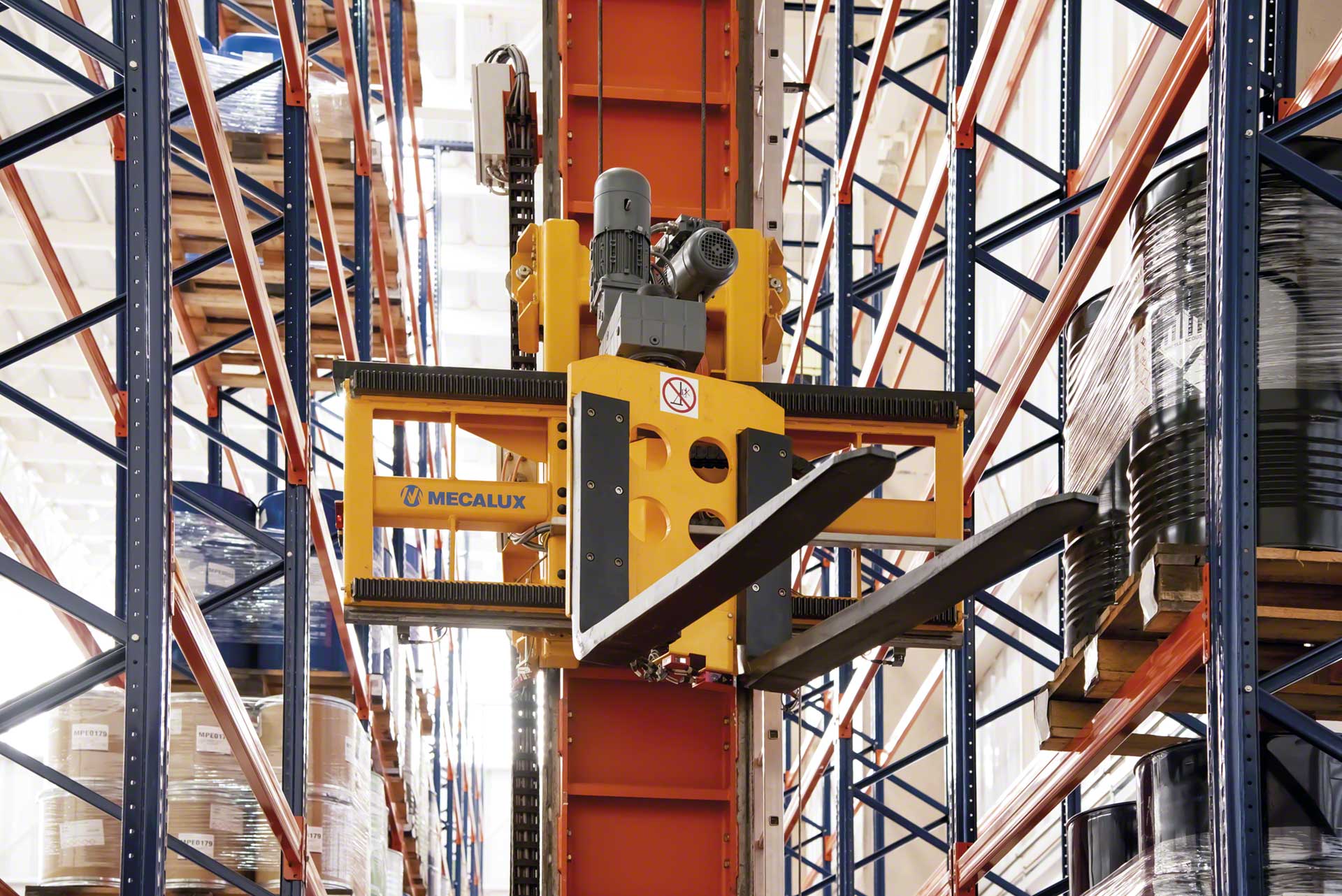 Los transelevadores con microprocesador efectúan la ubicación y extracción de la mercancía de forma automática Los transelevadores con microprocesador efectúan la ubicación y extracción de la mercancía de forma automática