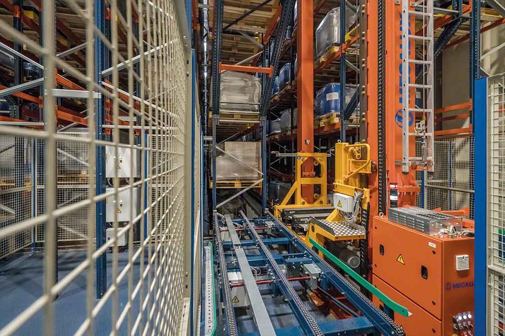 Los transelevadores extraen las cargas de las estanterías y las transportan automatizando el picking Los transelevadores extraen las cargas de las estanterías y las transportan automatizando el picking
