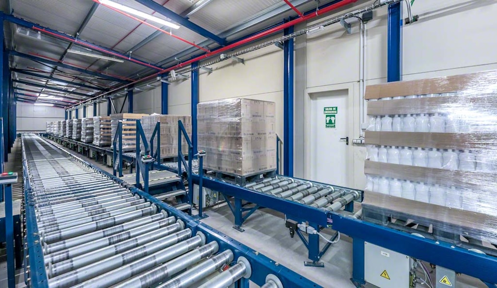 Los transportadores automáticos de rodillos para palets cumplen la misma función que los AMR y los AGV