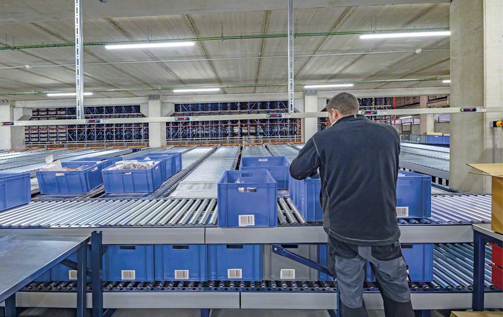 Los transportadores de rodillos motorizados para cajas pueden servir como mesas de preparación de pedidos