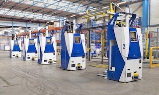 Los vehículos de guiado automático agilizan el flujo de mercancías en el almacén