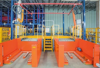 La zona de picking puede equiparse con brazos mecanizados para automatizar el montaje de palets