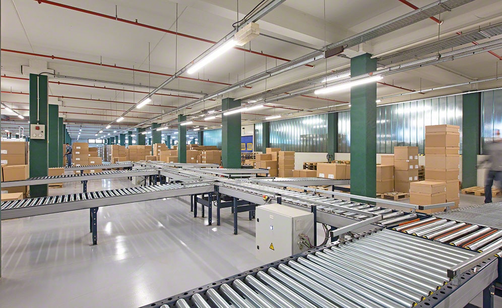 Almacén omnicanal de Mephisto con transportadores de cajas