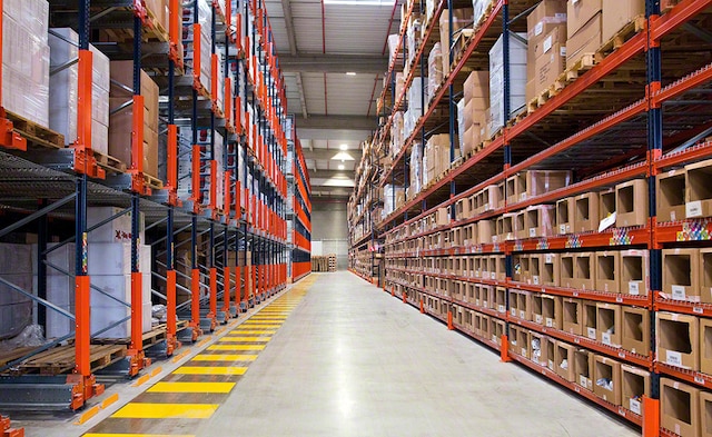 Mecalux ha equipado la nueva bodega de Orchestra con estanterías selectivas y el sistema compacto Pallet Shuttle