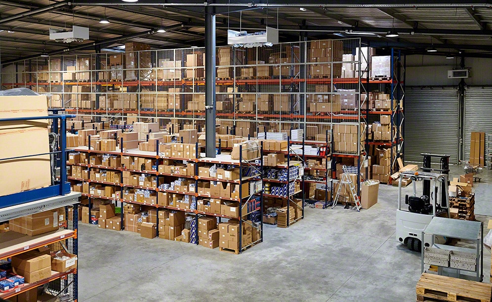 La bodega de BF Autoparts donde deposita piezas de recambio de coches La bodega de BF Autoparts donde deposita piezas de recambio de coches