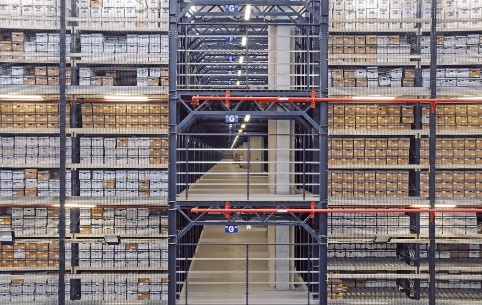 La bodega está dividida en cuatro plantas y se compone de estanterías con estantes a diferentes niveles para depositar las cajas que contienen los archivos