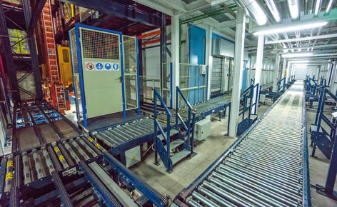 Una bodega automática autoportante integrada a la fábrica de elaboración, envasado y procesado más avanzada y sostenible de Europa Una bodega automática autoportante integrada a la fábrica de elaboración, envasado y procesado más avanzada y sostenible de Europa