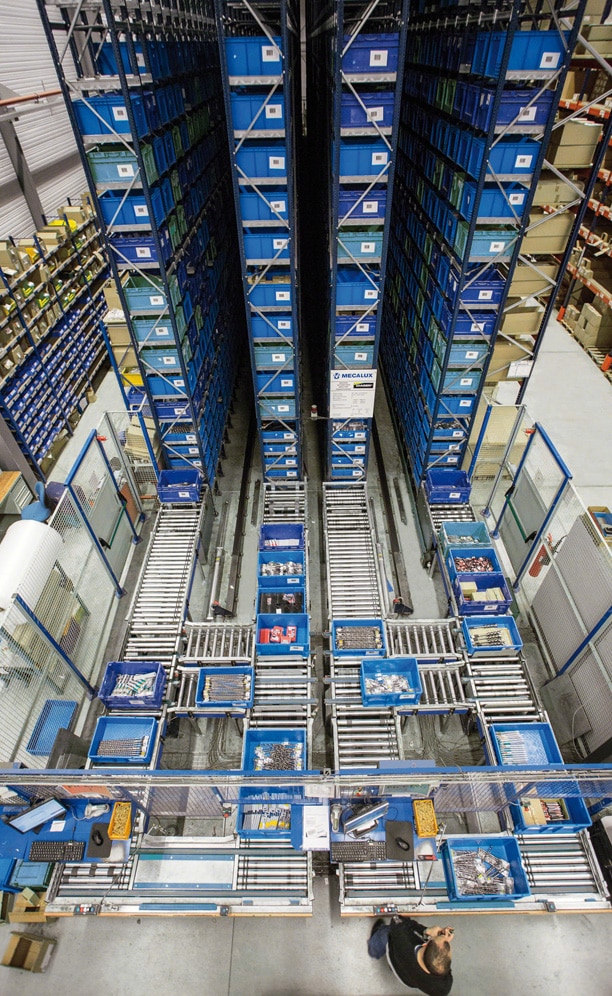 La zona de picking, situada en la parte frontal de las estanterías del almacén miniload, está constituida por transportadores para cajas