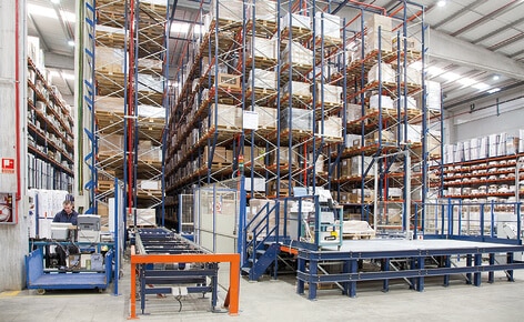 Combinación de sistemas de almacenaje y de picking para optimizar el centro logístico de Industrias Cosmic en Barcelona Combinación de sistemas de almacenaje y de picking para optimizar el centro logístico de Industrias Cosmic en Barcelona