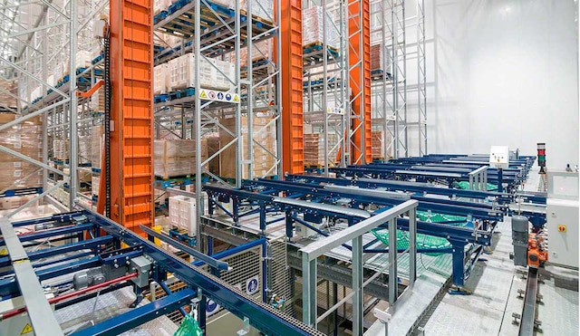Mecalux ha instalado un almacén automático formado por transelevadores trilaterales y un circuito de transportadores en la cabecera