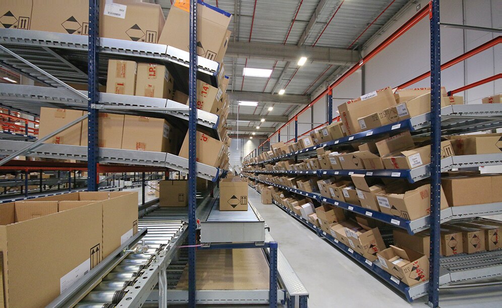 Debajo de una de las estanterías de picking circula el transportador continuo para los pedidos ya finalizados
