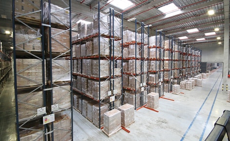 Una bodega sectorizada con capacidad para más de 42.000 estibas y una zona de picking de alto rendimiento para la empresa de transporte y logística SAGA