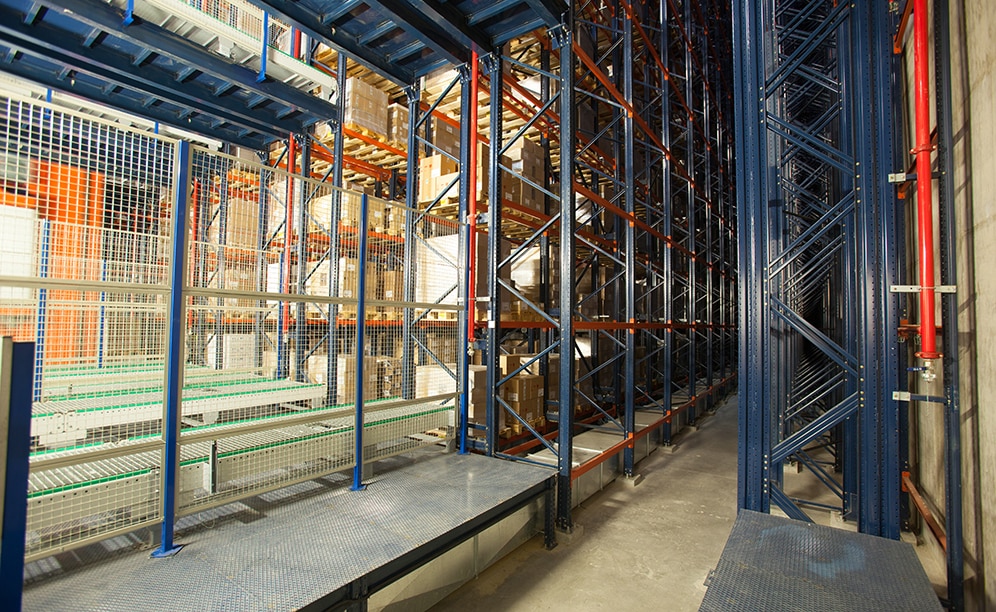 Está constituido por cinco pasillos con estanterías de simple profundidad a ambos lados con capacidad para depositar más de 10.000 estibas