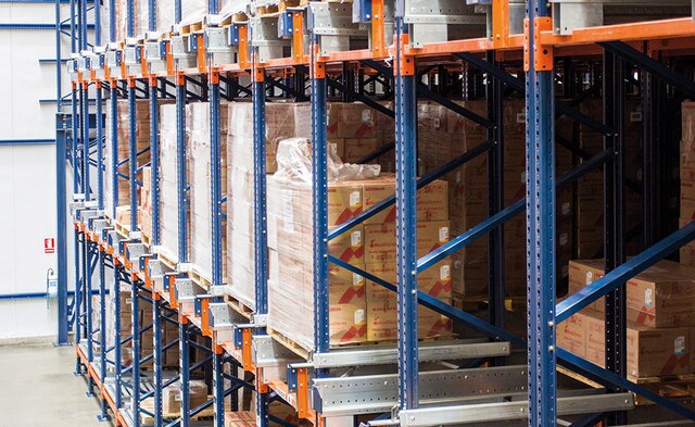 Mecalux ha construido una bodega autoportante con el sistema Pallet Shuttle semiautomático para la farmacéutica peruana Medifarma