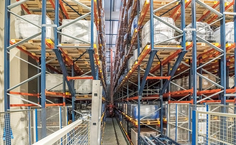 El fabricante de productos químicos Trumpler construye una bodega automática con transelevadores y transportadores junto a su fábrica de Barcelona El fabricante de productos químicos Trumpler construye una bodega automática con transelevadores y transportadores junto a su fábrica de Barcelona