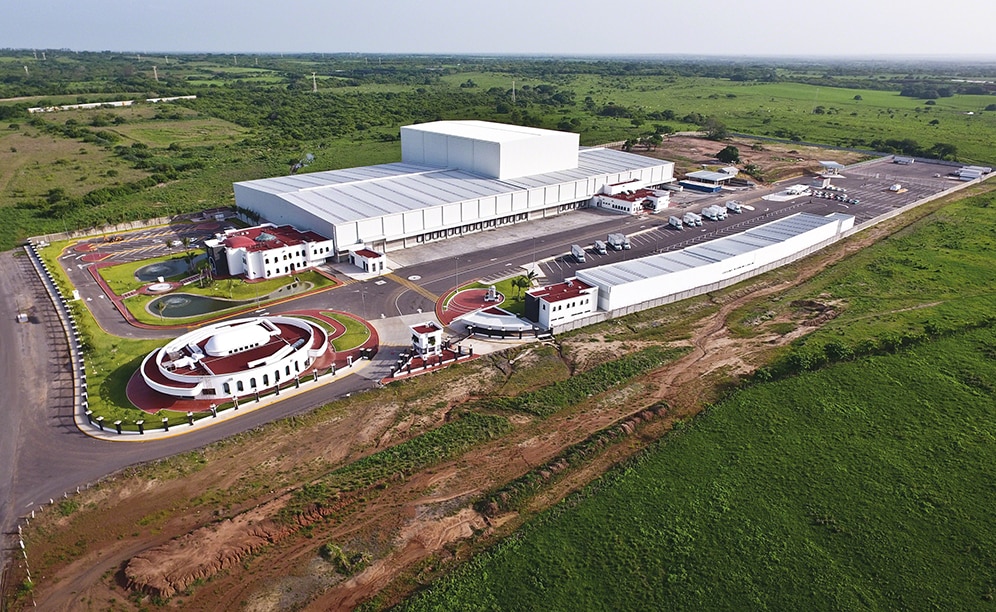 Sobre una superficie de 4.610 m², Mecalux ha construido una bodega automática autoportante de aproximadamente 30 m de altura y una capacidad para más de 28.000 estibas