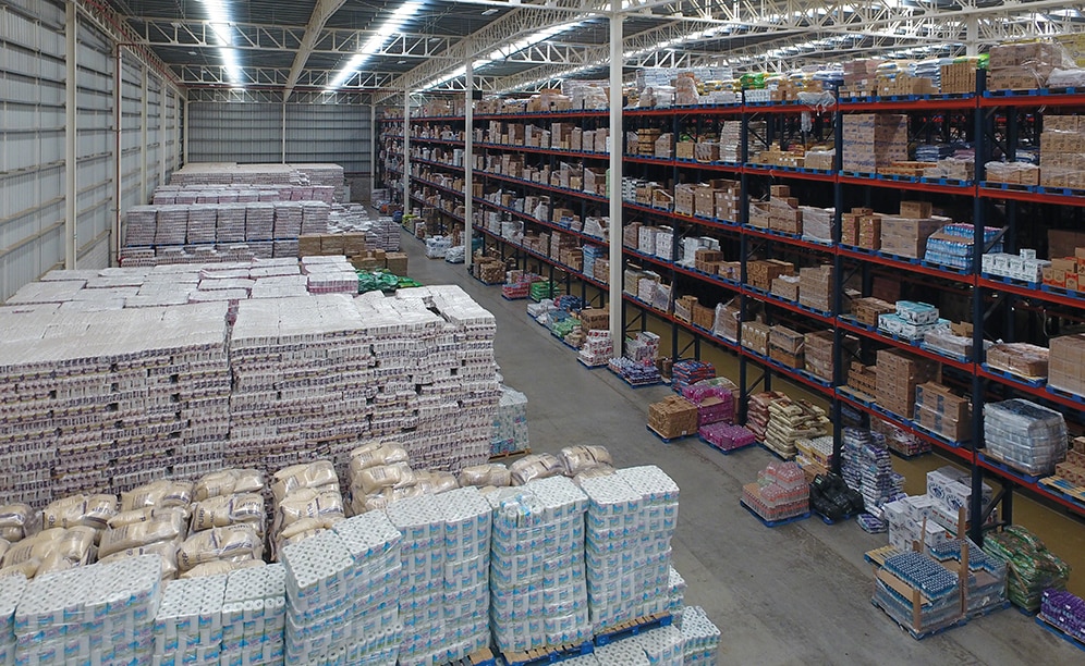 El almacén de DECASA posee cuatro bloques de estanterías convencionales dobles intercaladas entre las torres de picking