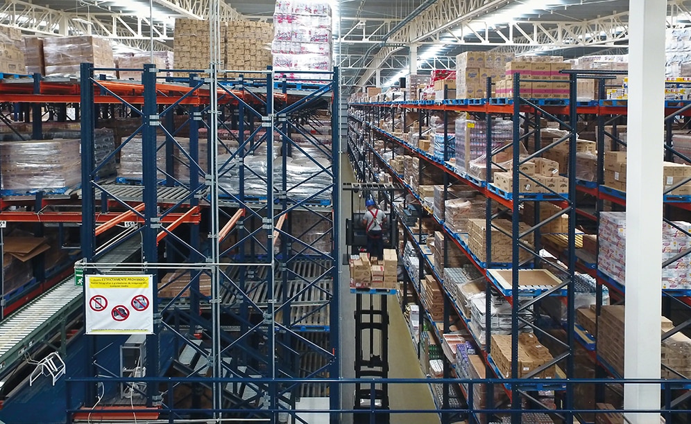 Las torres de preparación de pedidos permiten almacenar en conjunto 1.908 estibas en las estanterías dinámicas, 2.840 estibas en las push-back y 40.700 cajas de cartón