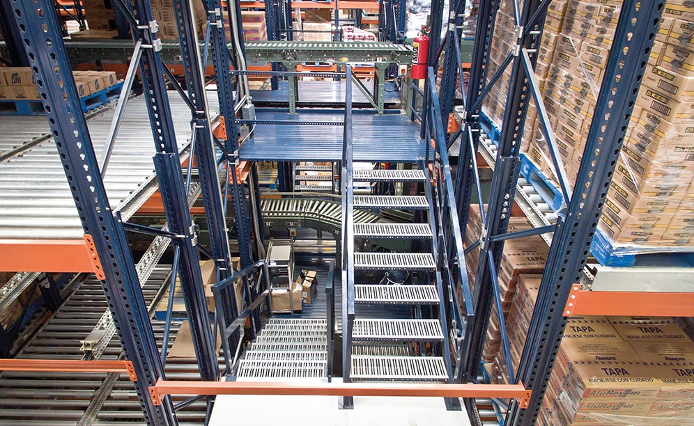 Los operarios acceden a las distintas plantas mediante escaleras colocadas a ambos extremos de cada torre de picking
