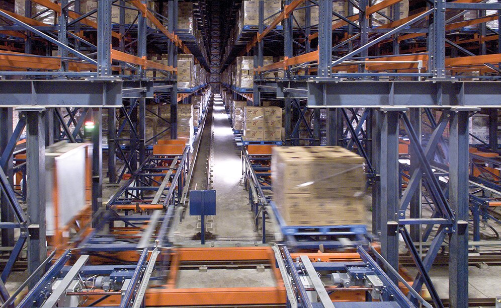 La bodega se compone de ocho pasillos de almacenaje de 68 m de longitud