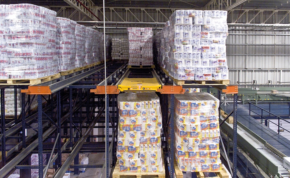 La bodega de DECASA posee cuatro bloques de estanterías selectivas dobles intercaladas entre las torres de picking