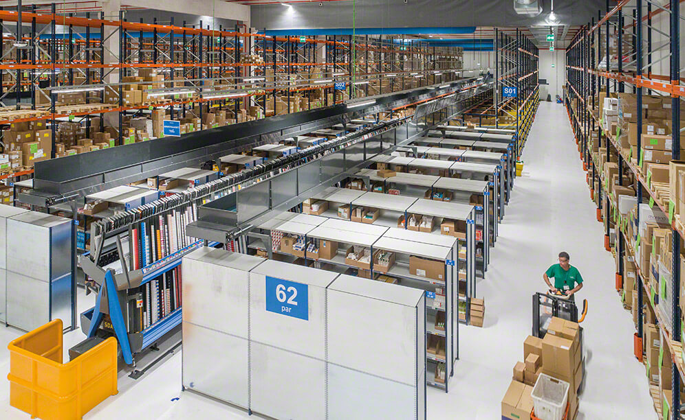 Mecalux ha suministrado todos los equipos de almacenaje que componen la instalación: estanterías para cargas ligeras con estantes, estanterías de picking dinámico y estanterías selectivas