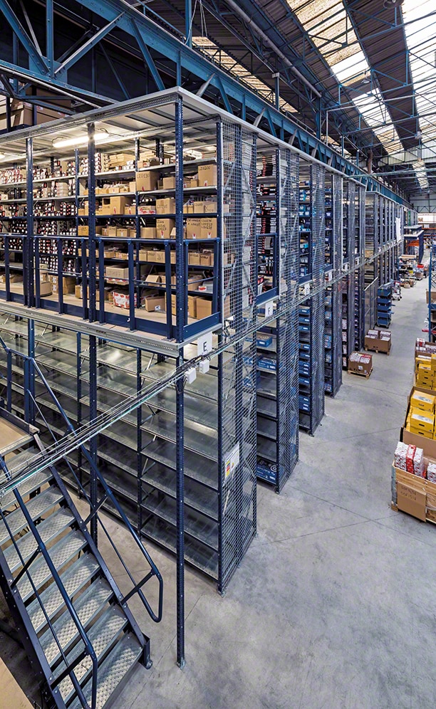 Las estanterías con pasarelas aprovechan la altura del centro logístico para maximizar el espacio disponible y obtener una mayor capacidad de almacenamiento