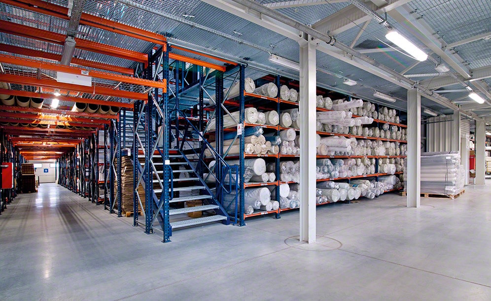 Estanterías para picking con pasarelas y estanterías cantilever aportan una óptima organización de los productos textiles del fabricante polaco Eurofirany Estanterías para picking con pasarelas y estanterías cantilever aportan una óptima organización de los productos textiles del fabricante polaco Eurofirany