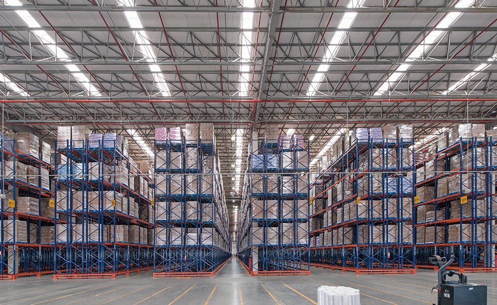Mecalux ha equipado la bodega de Unilever en Brasil con estanterías selectivas que ofrecen una capacidad de almacenaje para 83.569 estibas.