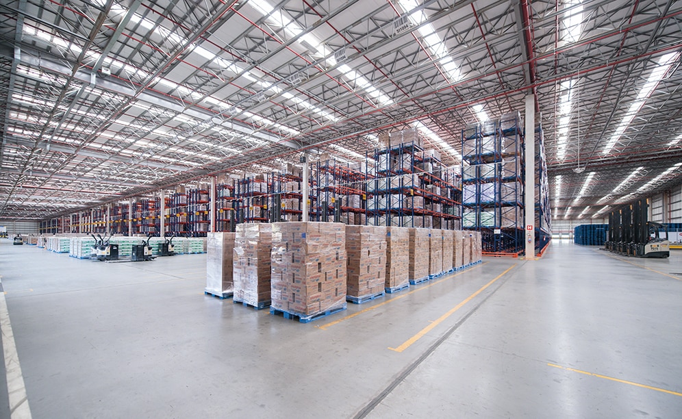 Los muelles se ubican en dos laterales opuestos de la bodega, para minimizar los desplazamientos de los operarios y facilitar las labores de recepción y expedición Los muelles se ubican en dos laterales opuestos de la bodega, para minimizar los desplazamientos de los operarios y facilitar las labores de recepción y expedición